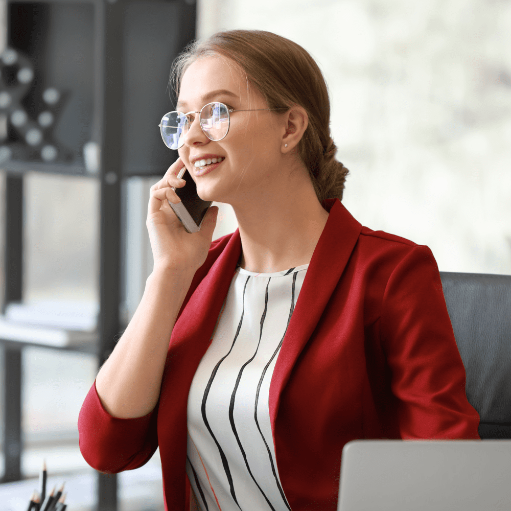 Femme de Moraless Ltd au téléphone, discutant de stratégies de marketing numérique avec un client.