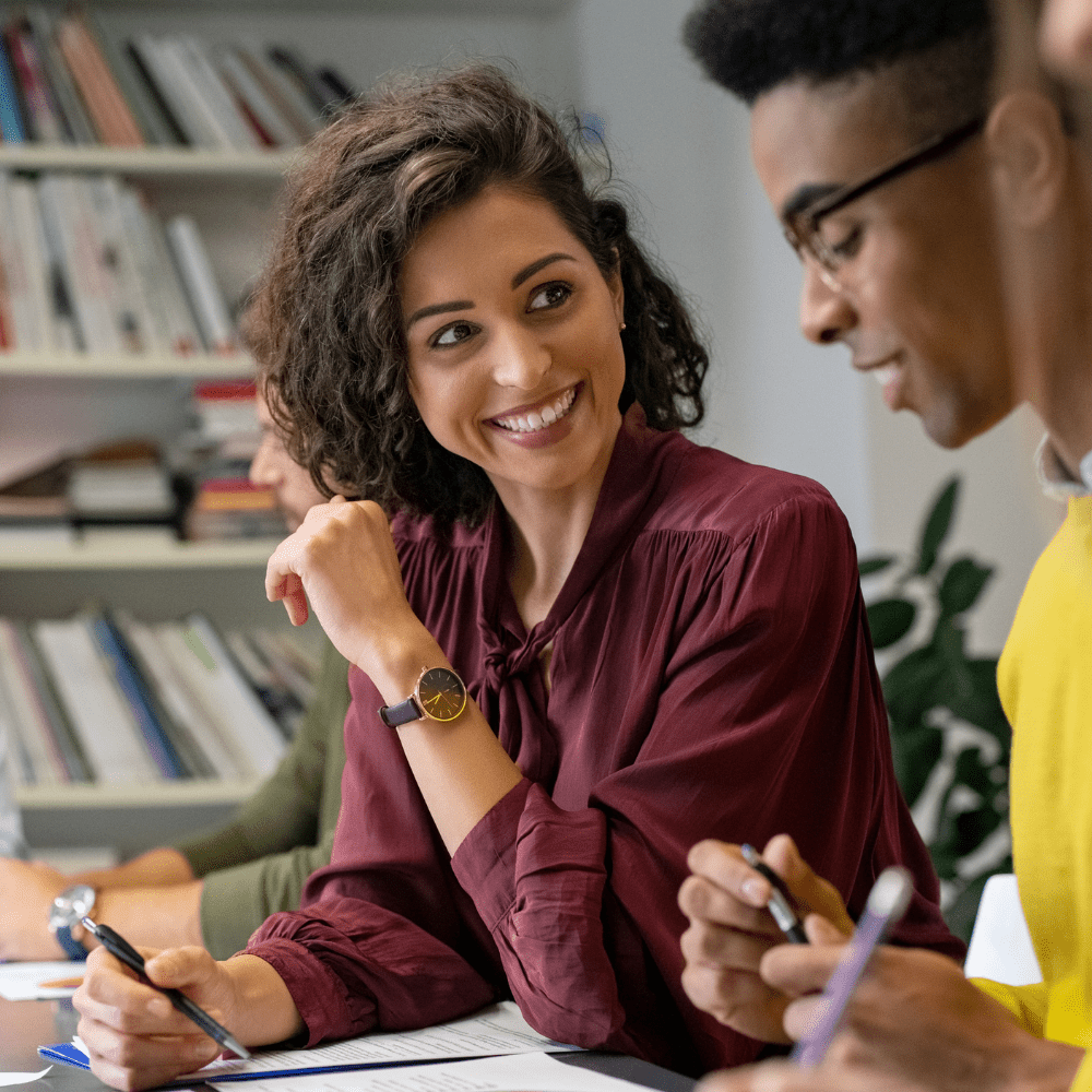 Équipe Moraless Ltd collaborant activement sur un projet d'externalisation.