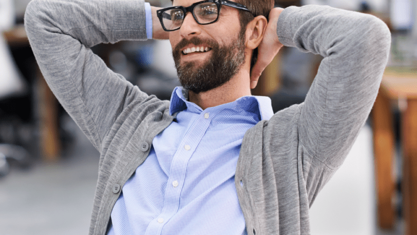 Homme s'étirant sur sa chaise de bureau, symbolisant la flexibilité et les avantages de l'externalisation.