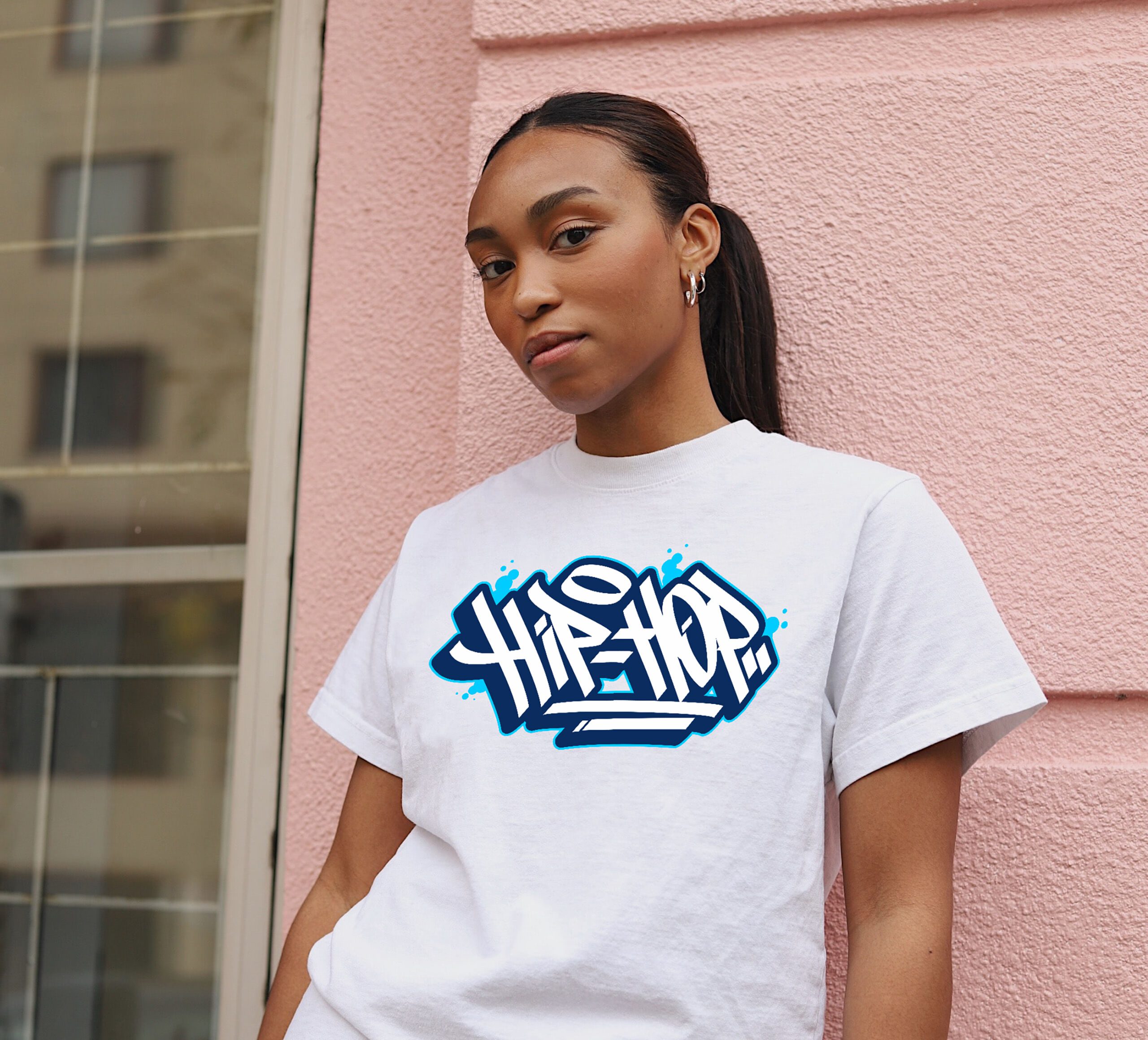 Femme portant un t-shirt avec un design représentant le monde en blanc et l'inscription "Hip-Pop" par Moraless Ltd.
