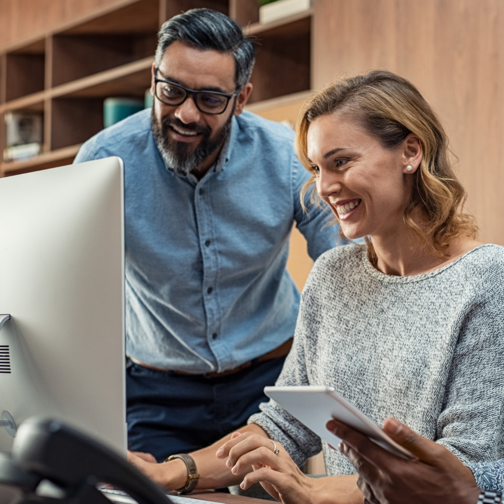 Deux professionnels spécialisés dans la rédaction de contenus techniques chez Moraless Ltd.