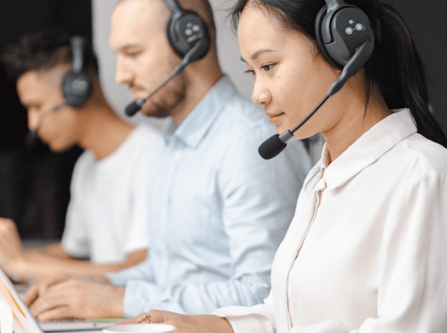 Équipe du Centre de Relation Client de Moraless Ltd travaillant sur leurs ordinateurs, équipés pour gérer des appels entrants et sortants.