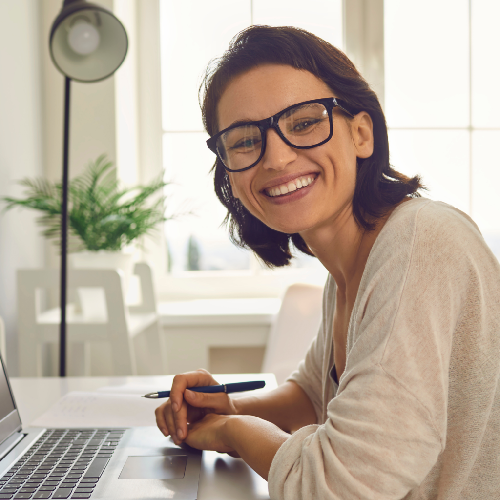 Femme souriante spécialisée en Rédaction de Contenu Web chez Moraless Ltd, symbolisant professionnalisme et dévouement.