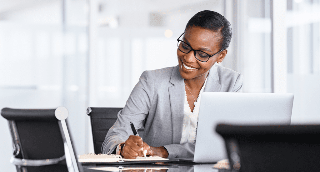 Femme souriante experte en Contenu pour Médias Sociaux chez Moraless Ltd, reflétant professionnalisme et expertise.