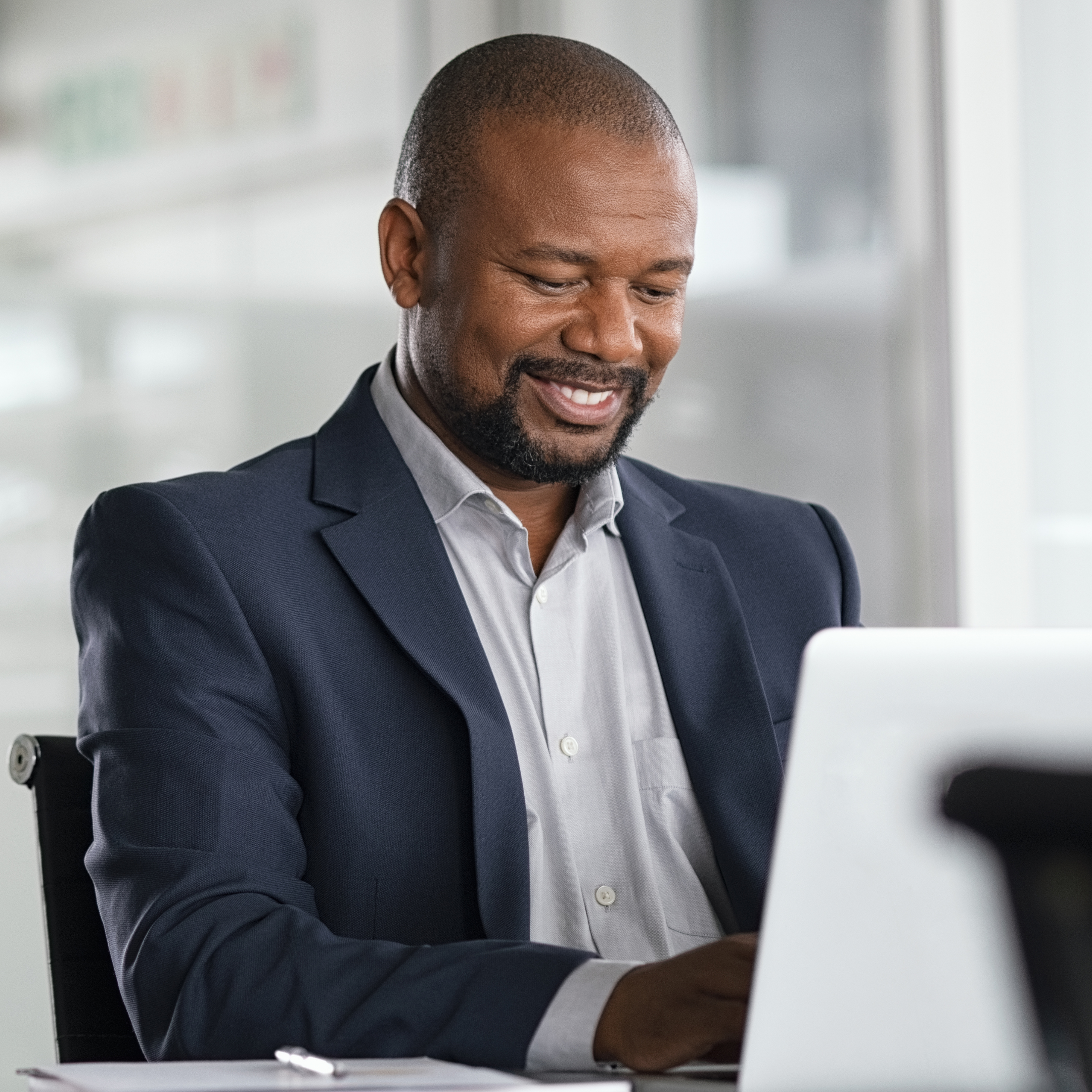 Spécialiste en BPO & Flux Métiers de Moraless Ltd se concentrant sur son travail à l'ordinateur.