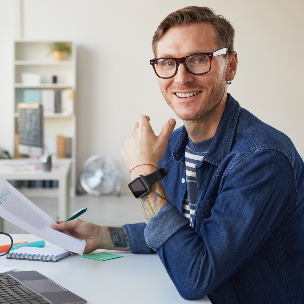 Expert de Moraless Ltd en création de site vitrine, affichant un sourire confiant.