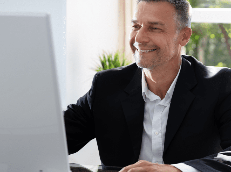Expert en Webmarketing de Moraless Ltd, travaillant activement sur son ordinateur dans son bureau.