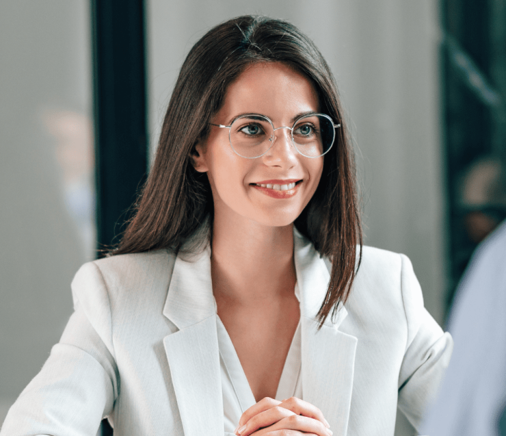 Conseillère de Moraless Ltd écoutant attentivement les besoins d'un client.